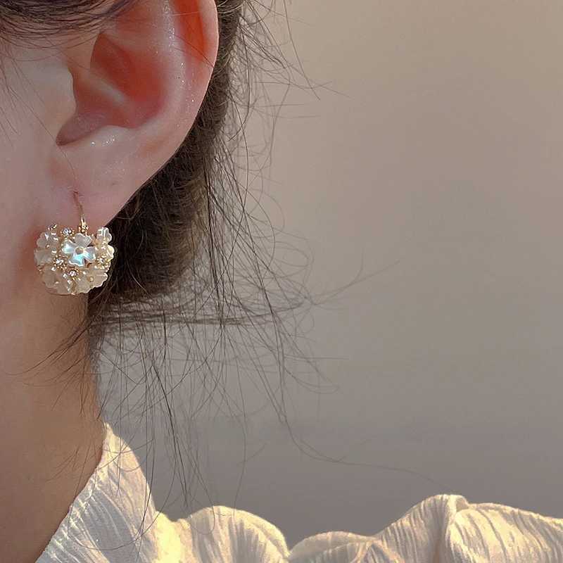 2022 Korean New Exquisite Sweet Shell Flower Ball Earrings Fashion Temperament Versatile Earrings Female Jewelry Party Gifts Y250812
