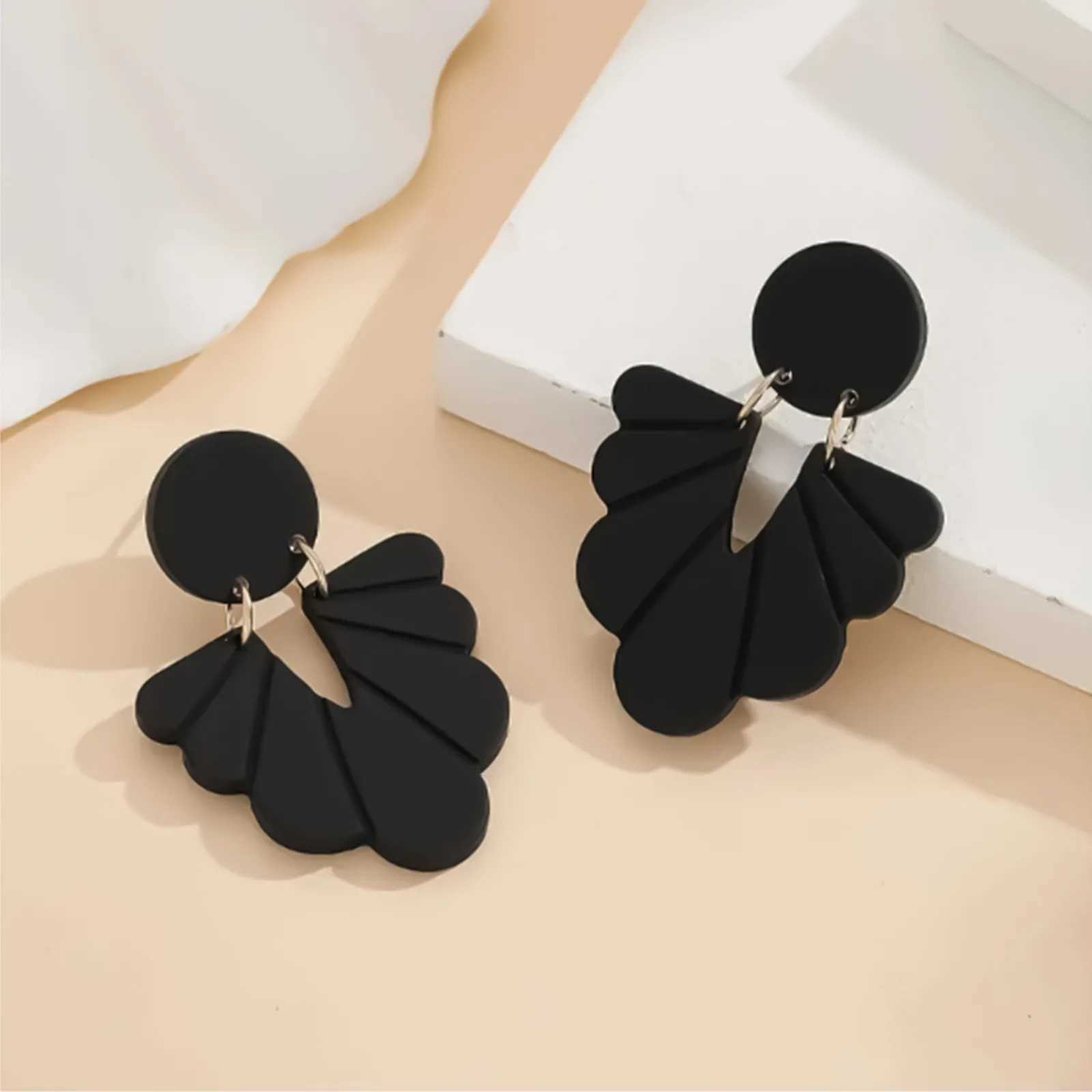 Black Wave Semi-Circular Line Pattern Earrings Classic Retro Womens Elegant Earrings for Daily Wear and Clothing Matching Y250812