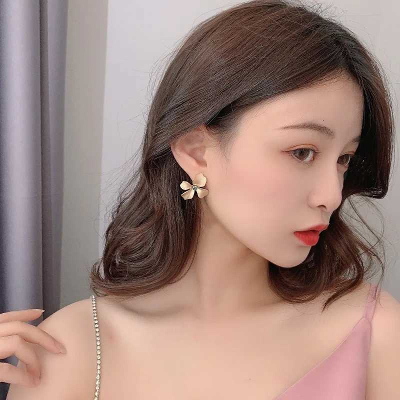 Fashion Matt Metal Flower Stud Earrings Cold Wind Temperament Simple Trendy Statement Earrings for Girls Gift Jewelry Y250812