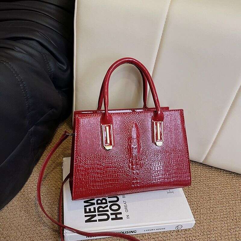 Urban elegant small square for women, fashionable and atmospheric one-shoulder hand-held texture, cross-border this year's new trendy women'