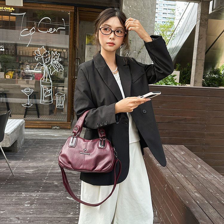 Womens One Size Fits All Zippered Shoulder Tote Bag for Everyday Use