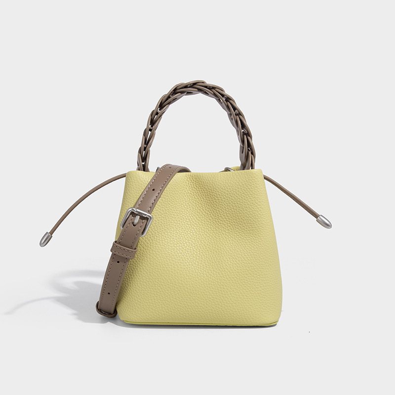 2025 new designer shoulder crossbody bag for women's niche commuting handbag