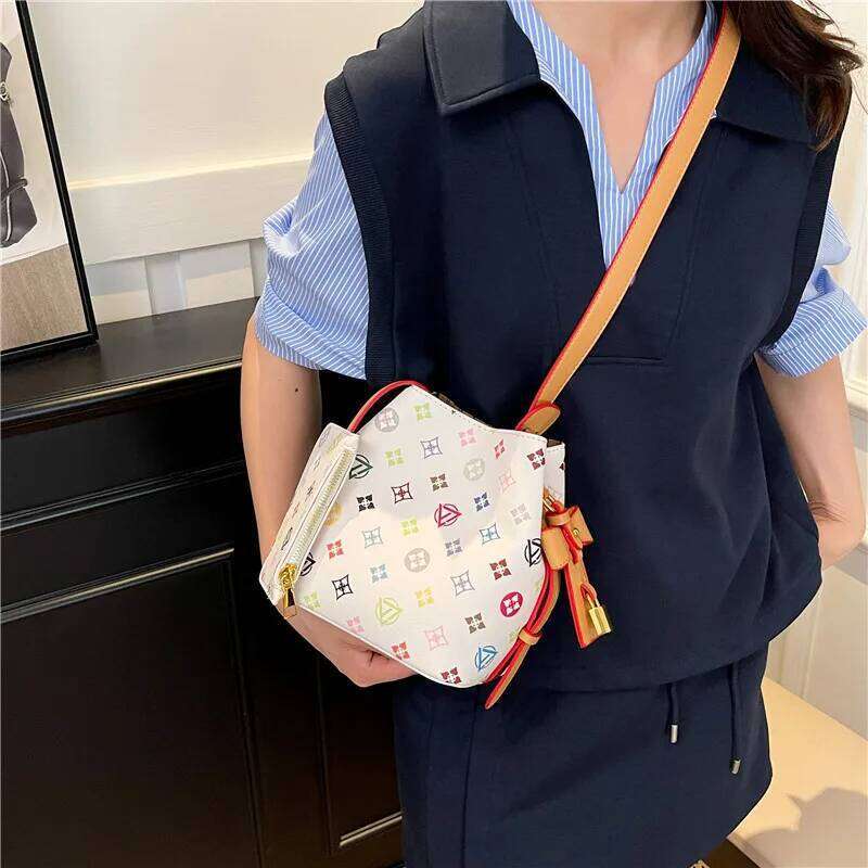 Hot Selling Women's Barrel Tote Premium Handheld Crossbody Bag With Underarm Option Stylish Essential For Commuting Casual Use Designer Bags