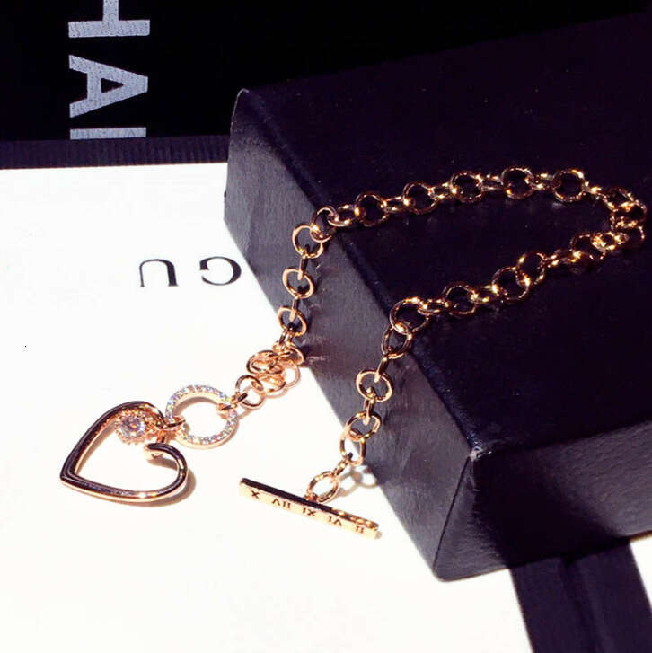 New Fashion Korean and Japanese Style Trendy Super Shiny Zircon Heart Pendant Bracelet Jewelry for Women S00326