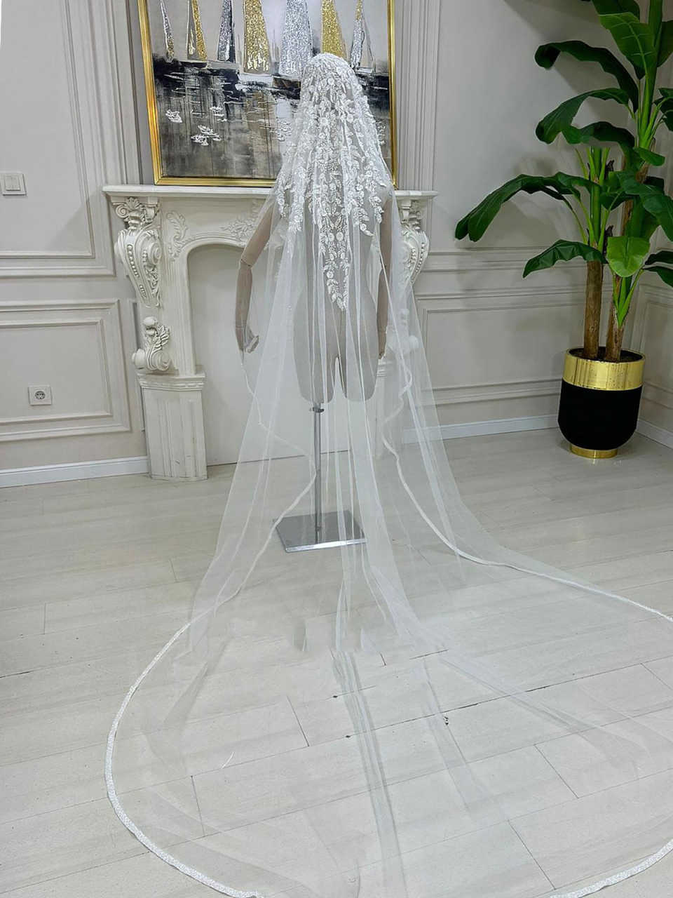 Luxurious Bridal Veils 3M Long Cathedral Veils One Layer Appliques Lace Beads With Comb Wedding Accessories