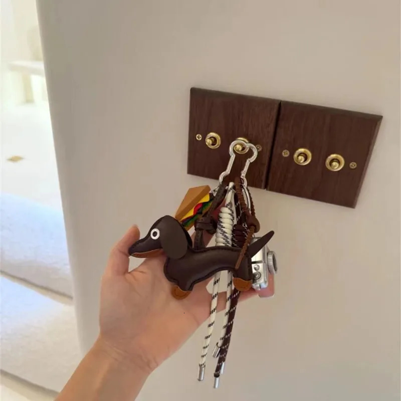 1PC Cute PU Leather Puppy Dog Keychain Pendant Lovely Dachshund Women Bag Charm Phone Pendant Trinket Car Key Ring Party Gift 250811