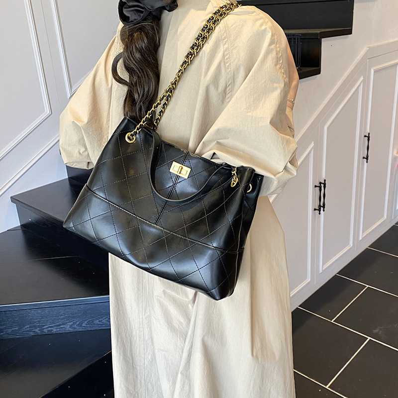 2025 New Women's Designer Handbag Simple Style Underarm Bag Large Capacity Women's Shoulder Bag High End Evening Dress Bag Money Bag Outdoor