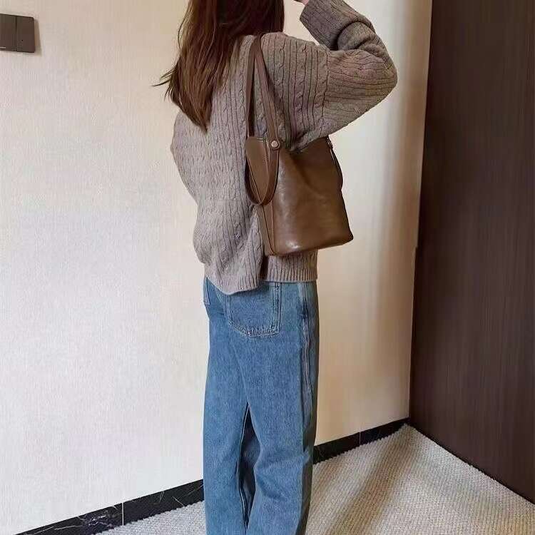 High-End Bucket for Women 2025 Autumn Winter New Large Capacity Underarm Versatile Tote Commuter Bag