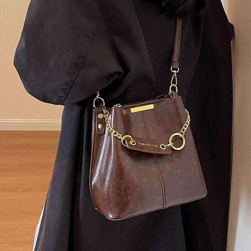 2023 New Crossbody Autumn/Winter Water Bucket Sense Women's Versatile and Unique Design Shoulder Bag