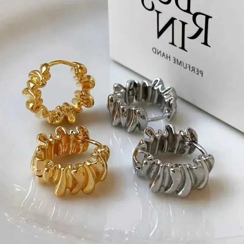 Personality Irregular Wavy Metal Hoop Earrings for Women Vintage Charm Gold Color Ear Buckle Hip Hop Jewelry Accessories Gift XJ250814