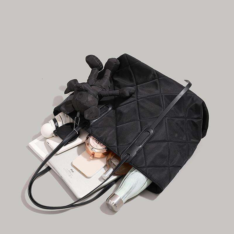 Quilted Tote for Women 2024 New Trend Cute Mickey Mouse Pendant Handbag Large Capacity Shoulder Underarm Bag