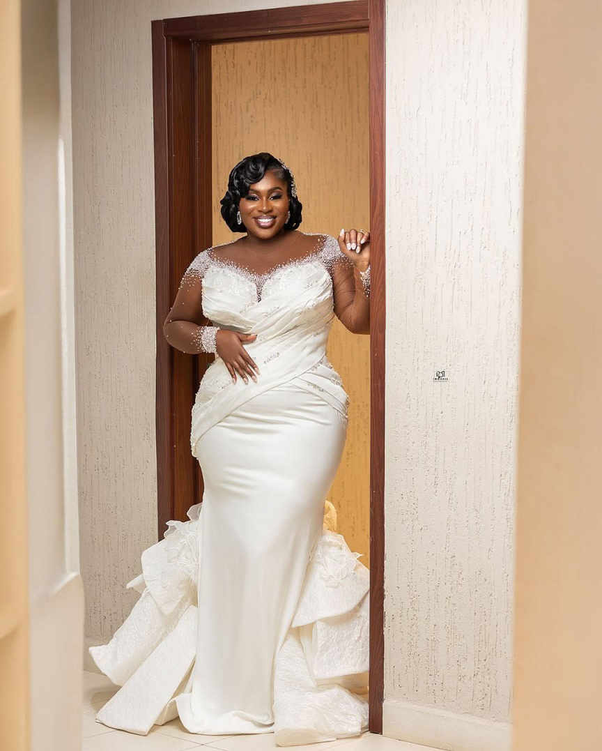 Plus Size Mermaid Wedding Dresses Appliques Pearls Long Sleeve Bride Dress Tiered Pleats Sweep Train Bridal Dress Customized