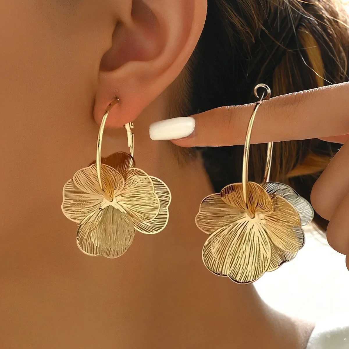 Stainless Steel Golden Double-Layer Hollow Flower Hoop Earrings for Women Vintage Flower Earrings for Daily Wear Jewelry Gifts XJ250814
