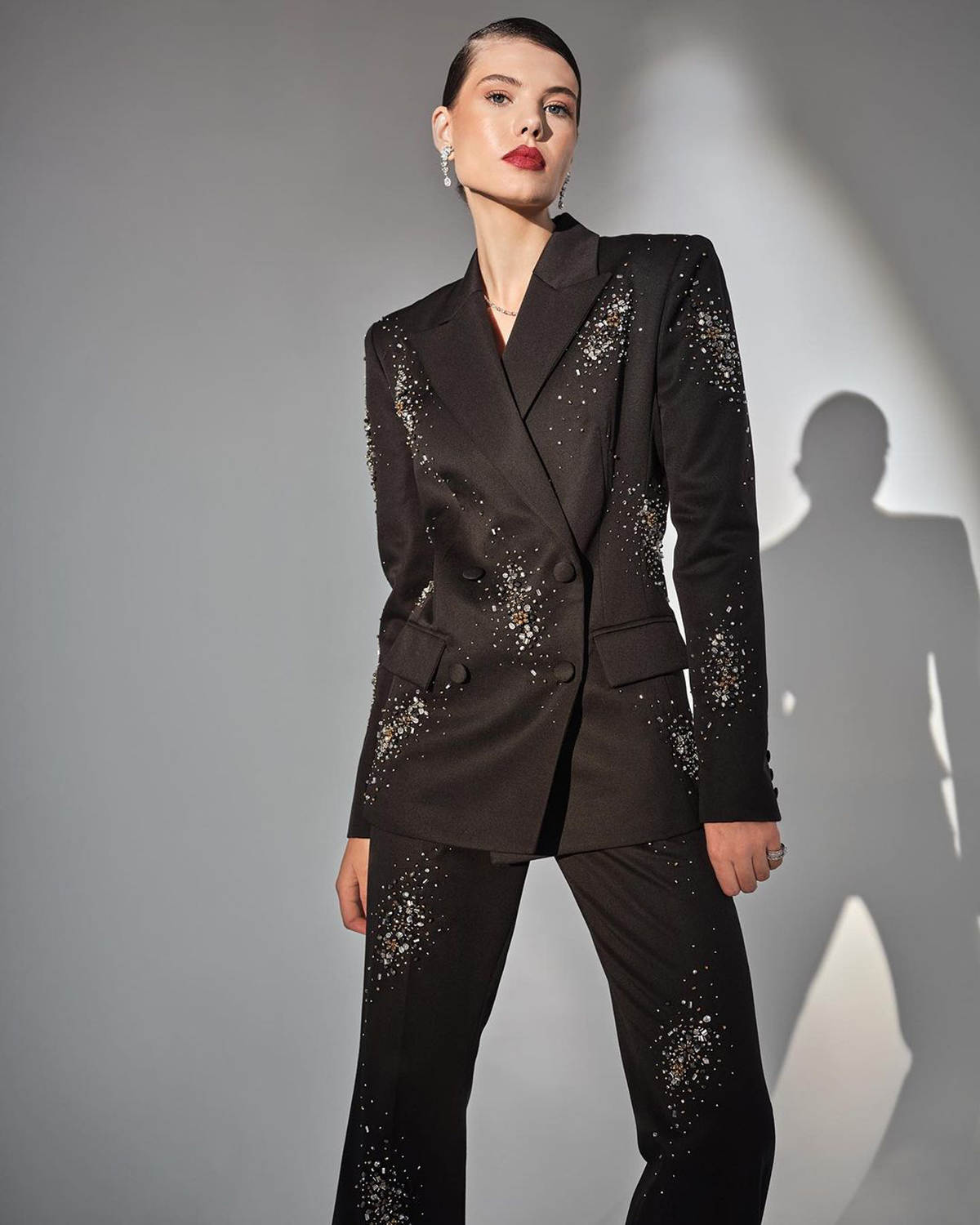 Classic 2 Pieces Women Suits Peaked Lapel Double Breasted Pants Sets Crystal Beading Formal Prom Occasion Customized Wear