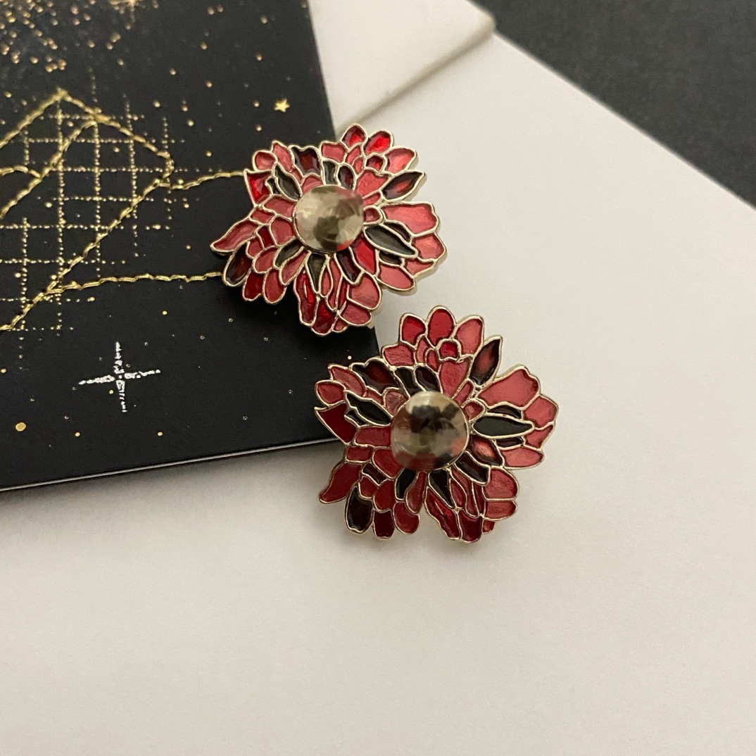 Retro Enamel Flower Double C Earrings, Luxurious and Highly Stylish Earrings
