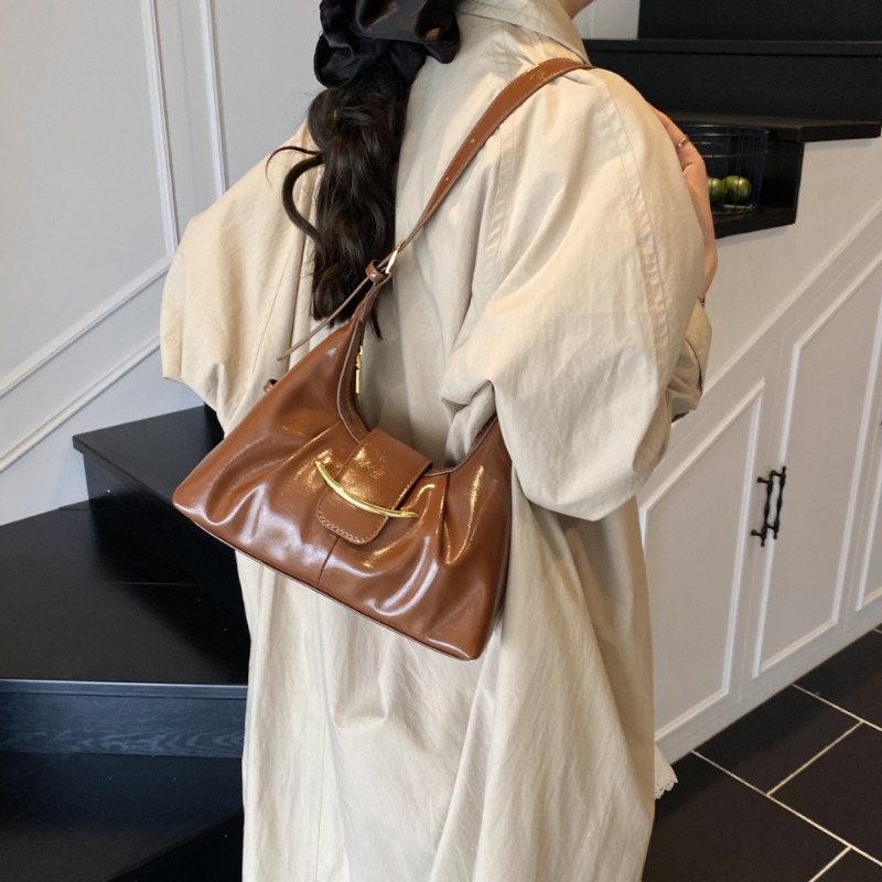 Chic Minimalist Unisex Shoulder Bag Durable & Stylish Everyday Accessory