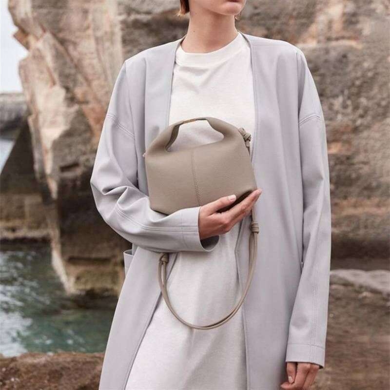 2025 New Trend Of Niche Leisure And Hundred Lunch High Quality Large Capacity Ladies Commuting Fashion Shoulder Crossbody Armpit Bag