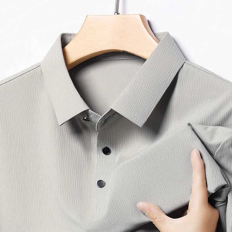 Light Luxury Seamless Short Sleeved T-shirt for Men in Summer 2025 Thin Ice Silk Cool Half Sleeved Top Casual Polo Shirt for Men XJ250804