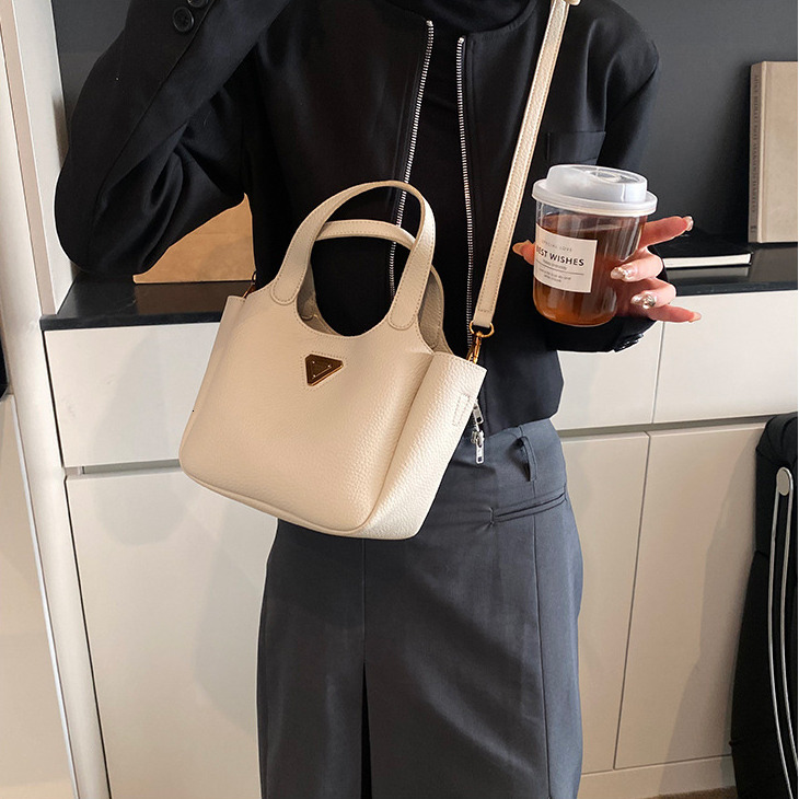 Urban Minimalist Women's Retro Bucket Bag Free Shipping Designer Large Capacity New Handbag Versatile Niche Single Shoulder Crossbody Bag Casual 