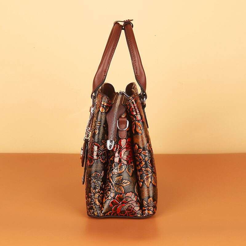 Handheld mother's 2024 new trend, light , large capacity bag, high-end feeling, middle-aged women's bag