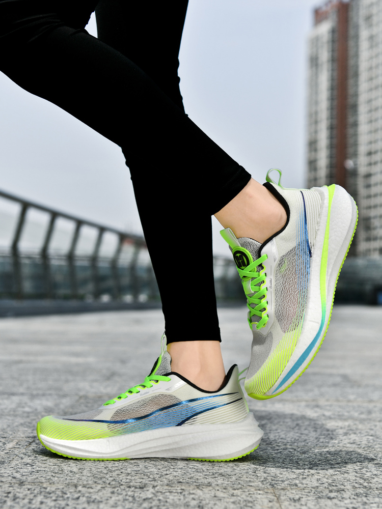 Running shoes for men and women suitable for outdoor and indoor sports with stable grip and comfortable wrapping training shoes