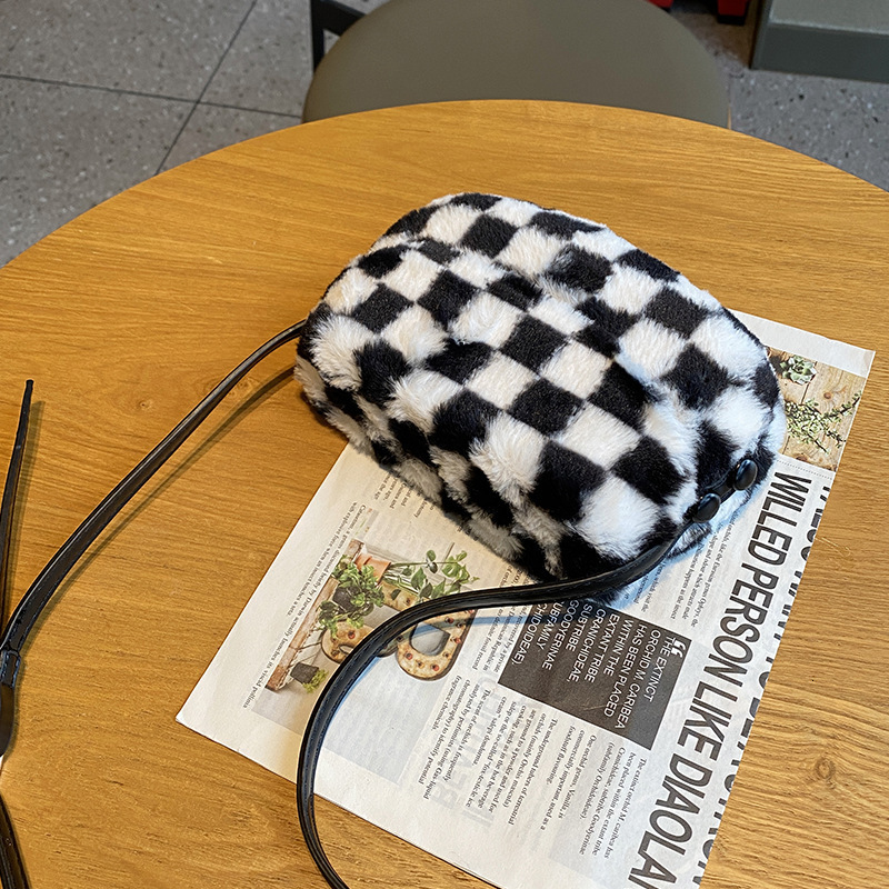 Fluffy Autumn Style High-end Women's Black and White Plaid Plush Saddle Design Single Shoulder Crossbody Bag for Women