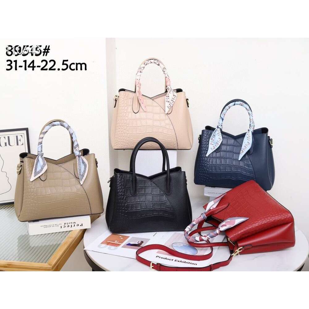 Guangzhou Crocodile Pattern 2023 New Handbag Women's Large Capacity Luxury Commuter Bag