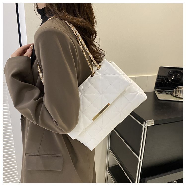 2025 new designer single shoulder crossbody bag with fashionable texture and quilted chain bag