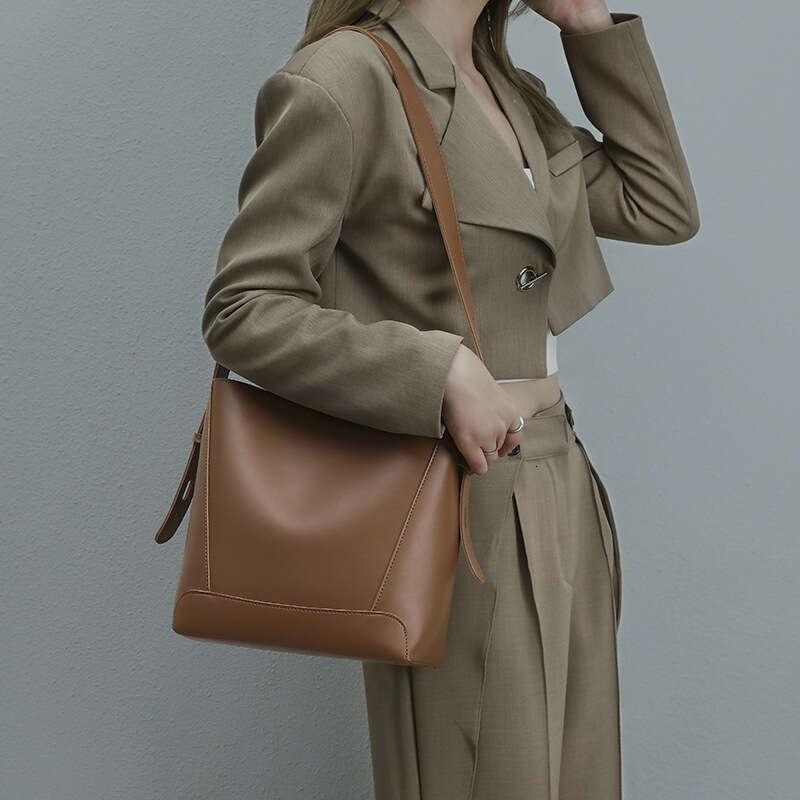 2025 Summer New Women's Bags Tote Designer Women Large Capacity Bucket Single Shoulder Versatile Crossbody Bag