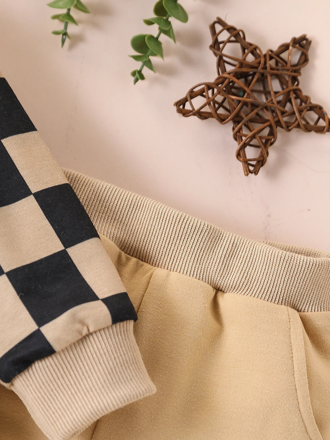 2-piece set of fashionable and casual round neck patchwork plaid long sleeved hoodie and pants for baby boys autumn and winter 250813