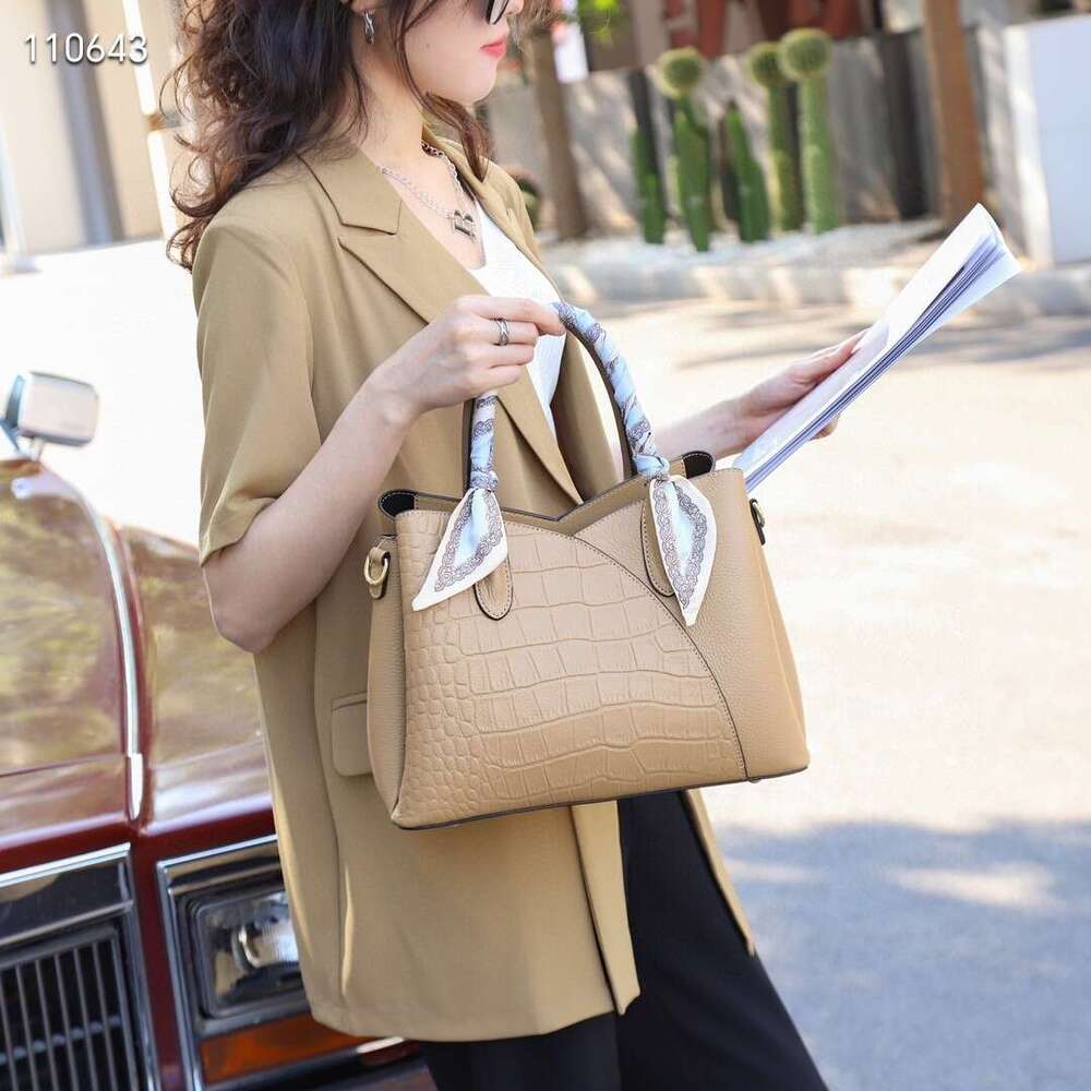 Guangzhou Crocodile Pattern 2023 New Handbag Women's Large Capacity Luxury Commuter Bag