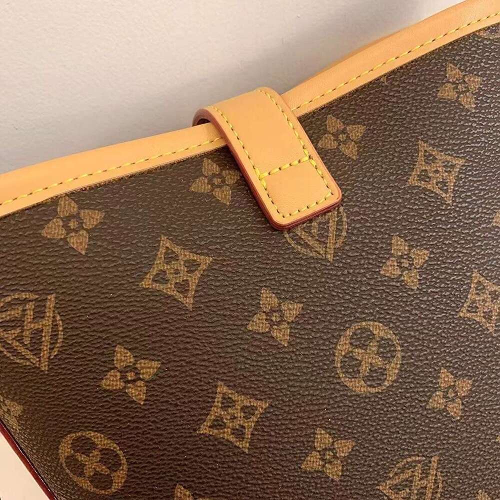 DHessentials Minimalist Bucket Bag - Stylish Shoulder Crossbody Bag for Women, Fashionable PVC Handbag (Beige)