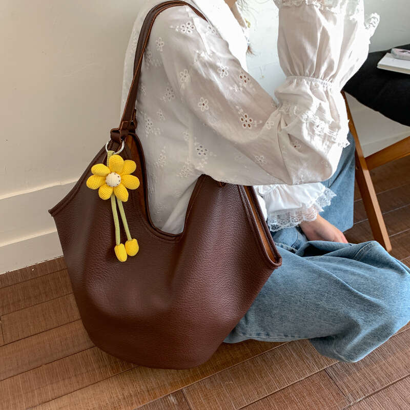 Autumn Casual Large Capacity Bucket for Women 2025 New Versatile Shoulder Soft Leather Commuter Tote Bag