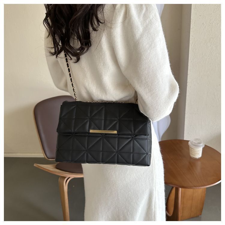 2025 new designer single shoulder crossbody bag with fashionable texture and quilted chain bag
