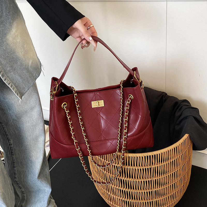 2025 New Women's Designer Handbag Simple Style Underarm Bag Large Capacity Women's Shoulder Bag High End Evening Dress Bag Money Bag Outdoor