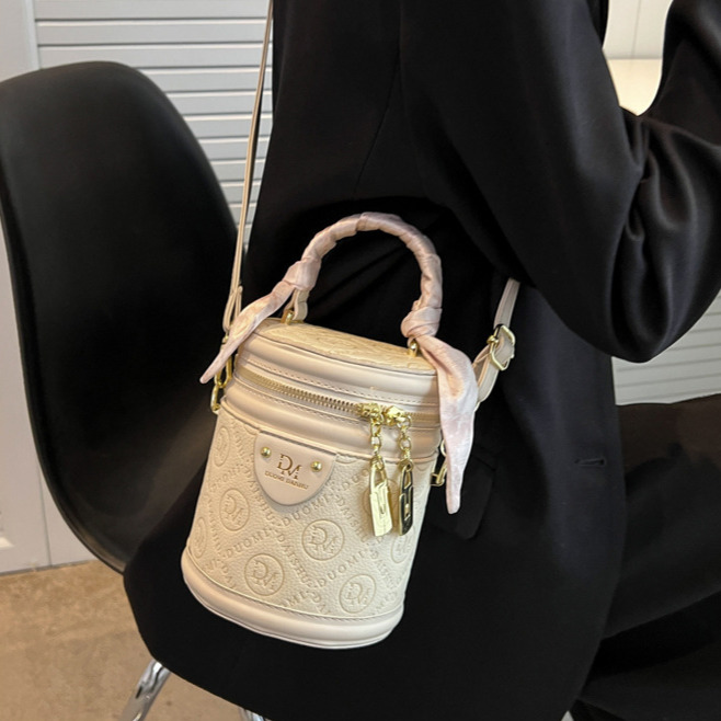 Free Shipping Luxury Bag Designer Solid Color Texture Women's Small Bag Round Bucket Bag New Fashion Niche Handbag Casual Letter Shopping Shoulde