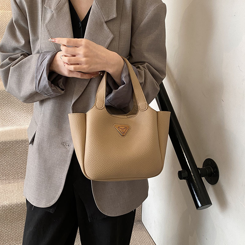 Urban Minimalist Women's Retro Bucket Bag Free Shipping Designer Large Capacity New Handbag Versatile Niche Single Shoulder Crossbody Bag Casual 