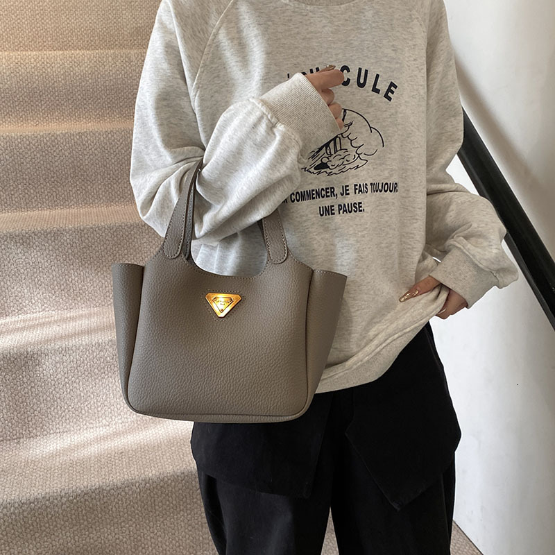 Urban Minimalist Women's Retro Bucket Bag Free Shipping Designer Large Capacity New Handbag Versatile Niche Single Shoulder Crossbody Bag Casual 