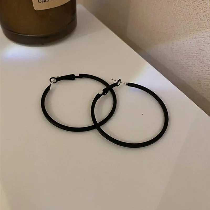 Women Black Hoop Earrings Geometric Circular Circles Jewelry for Ladies Vintage Round Earrings Baking Varnish Ear Decorations XJ250814