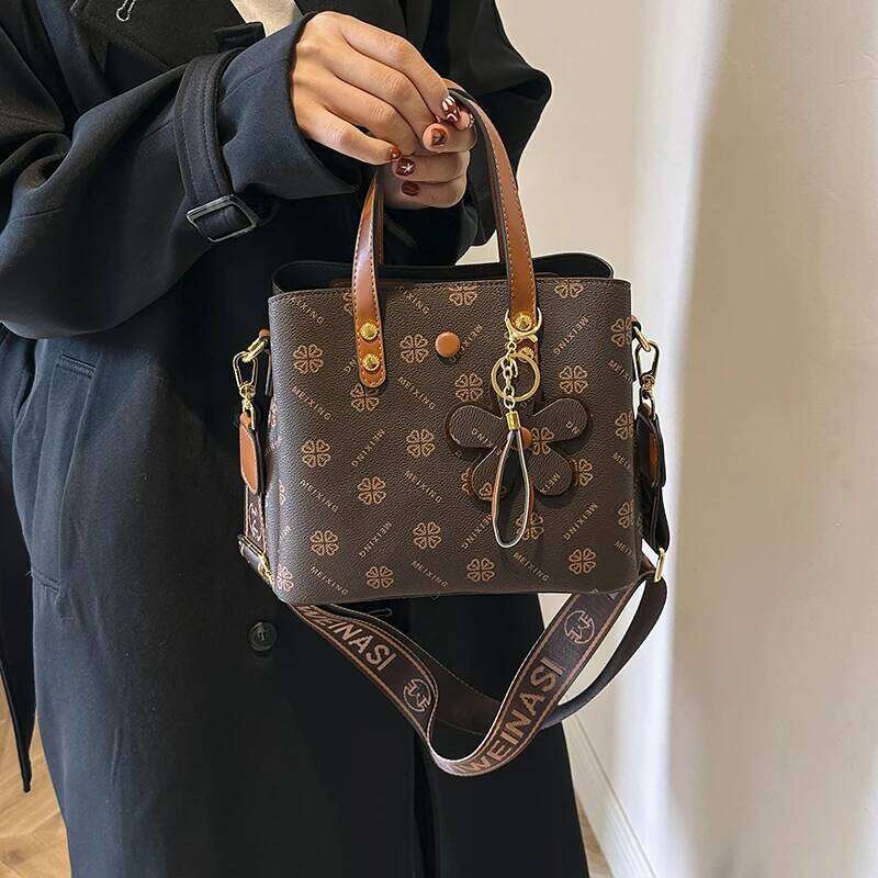 Designer Women S Crossbody Bag With Metal Decorations Premium Leather Shoulder Handbag Brand Ladies Tote Messenger