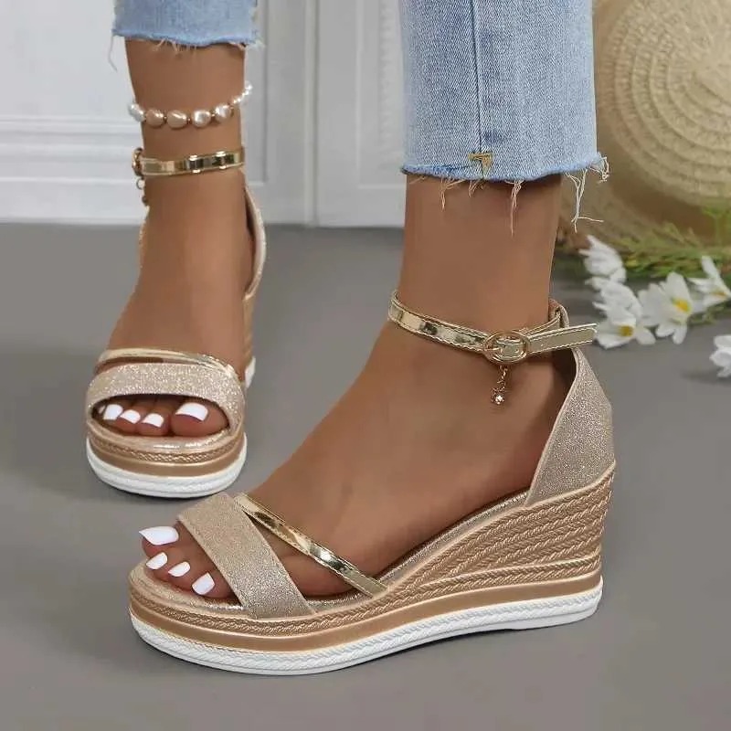 Summer Fashion: Ladies' Elevated Heeled Sandal with Stylish Slide Feature & Trendy Platform Design