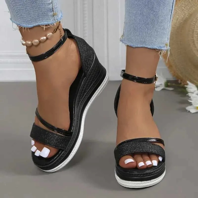 Summer Fashion: Ladies' Elevated Heeled Sandal with Stylish Slide Feature & Trendy Platform Design