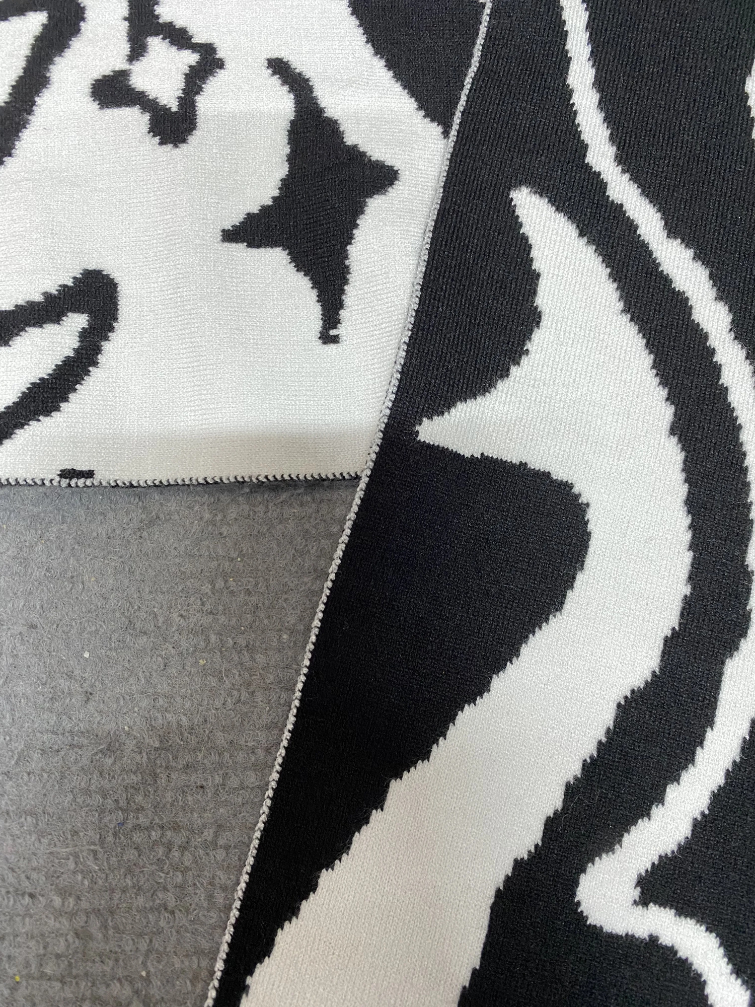 Y2K autumn and winter vintage personalized pattern dark style jacquard scarf for couples warm knit scarf 250813