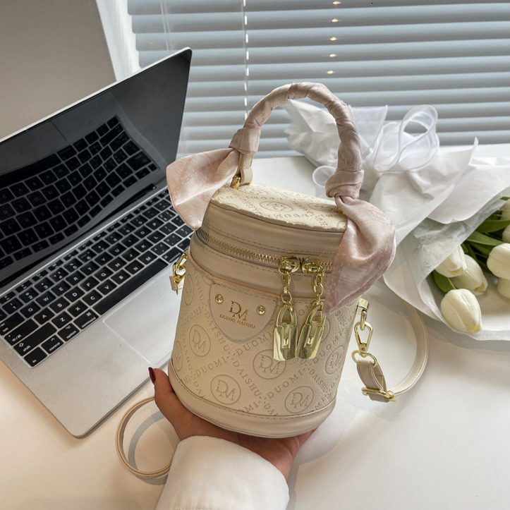 Free Shipping Luxury Bag Designer Solid Color Texture Women's Small Bag Round Bucket Bag New Fashion Niche Handbag Casual Letter Shopping Shoulde