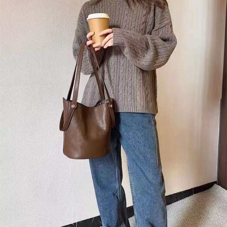 High-End Bucket for Women 2025 Autumn Winter New Large Capacity Underarm Versatile Tote Commuter Bag