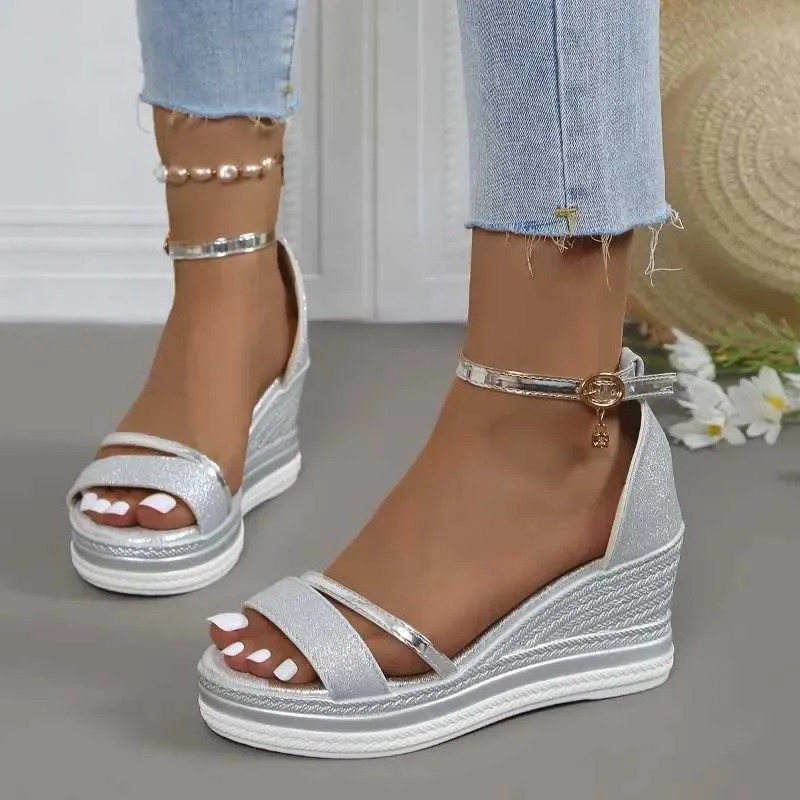 Summer Fashion: Ladies' Elevated Heeled Sandal with Stylish Slide Feature & Trendy Platform Design