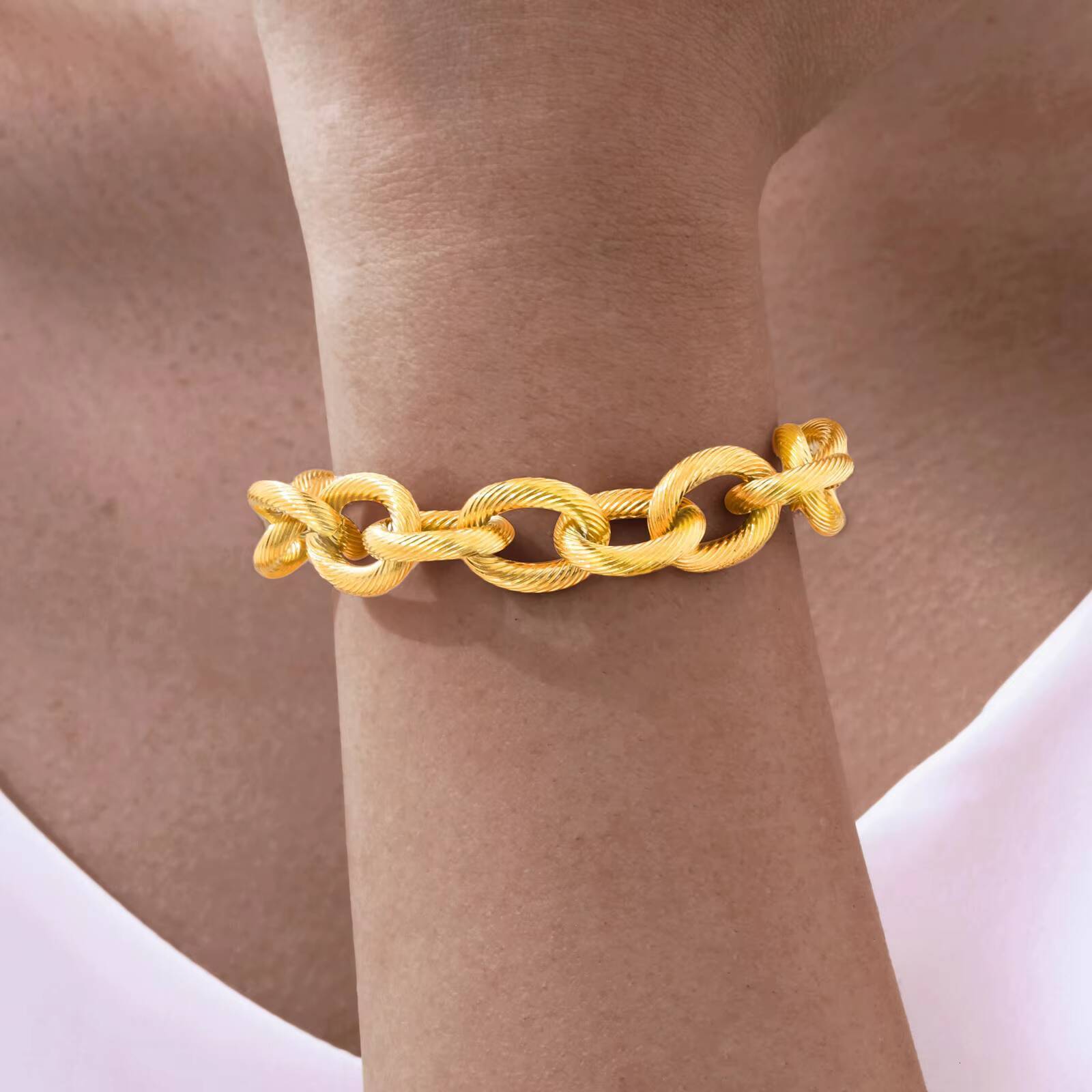 Style Cross-Border Women's Stainless Steel Emed Round Cross Chain Bracelet, Gold Fashion Jewelry