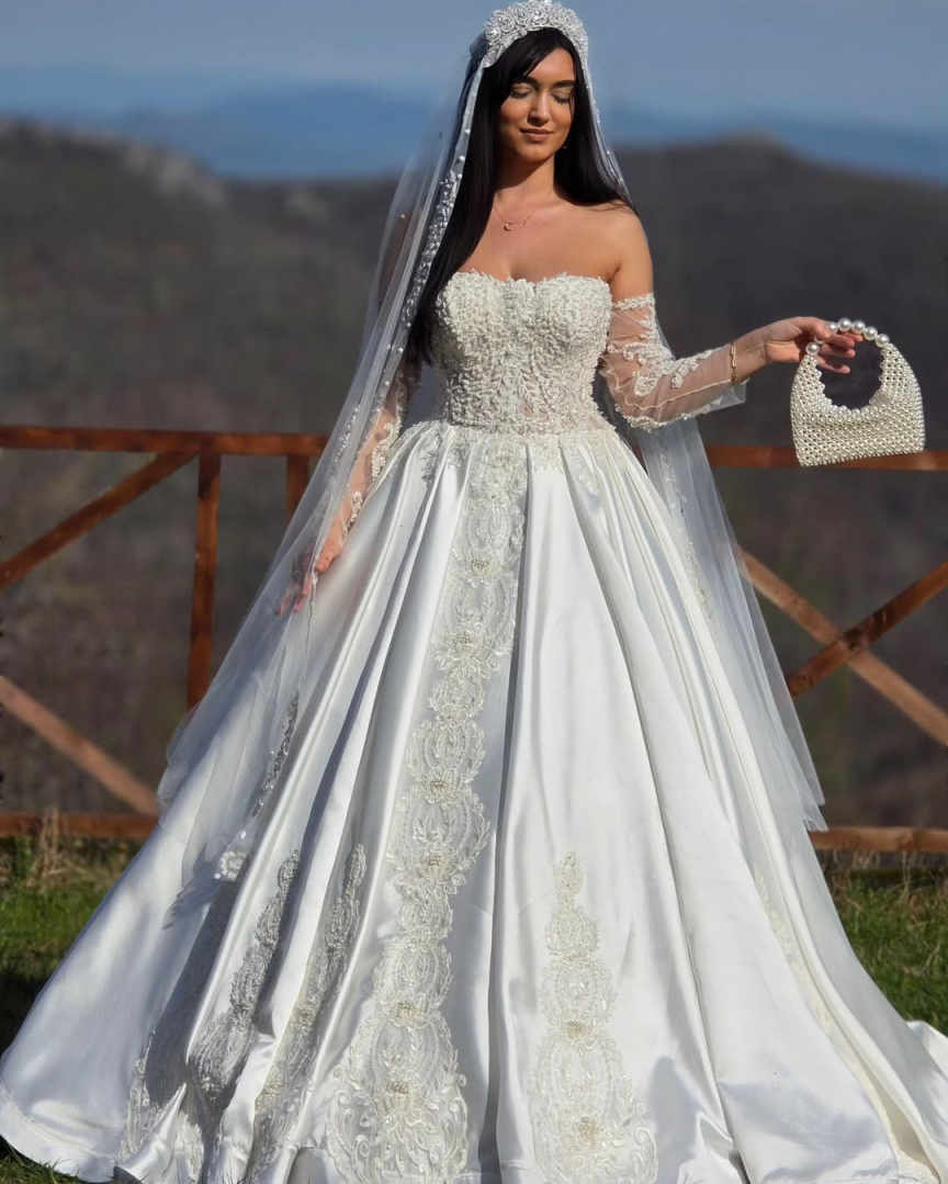 Elegant A Line Women Wedding Dress Strapless Sleeveless Bridal Gowns Appliques Pearls Beaded Sweep Train Dress Customized vestidos de novia