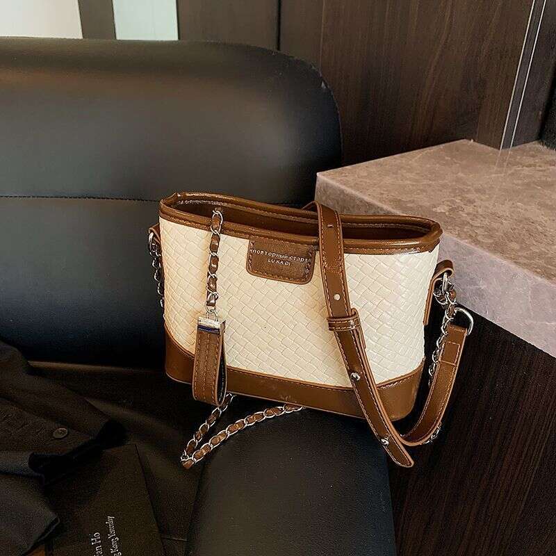 Quilted Chain 2025 For Women New Fashionable Versatile High-end Bucket Commuter Shoulder Crossbody Bag Light