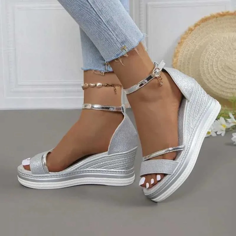 Summer Fashion: Ladies' Elevated Heeled Sandal with Stylish Slide Feature & Trendy Platform Design